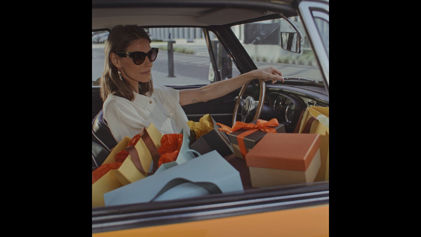 Panorama Shoppers Weekend commercial – woman in sunglasses driving with shopping bags in the car